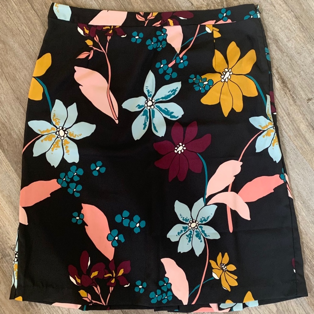 Who What Wear | Floral Skirt w/ Pleat Detail